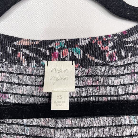 Evereve Roan + Ryan XS Black Pink Arlo Smocked Sleeveless Top Floral Print Vneck - Picture 5 of 9